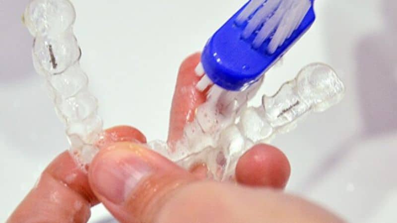 cepillar los invisalign